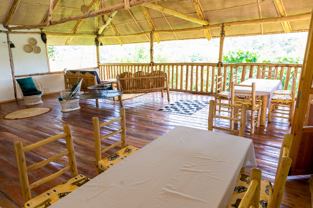 Open-air dining lounge