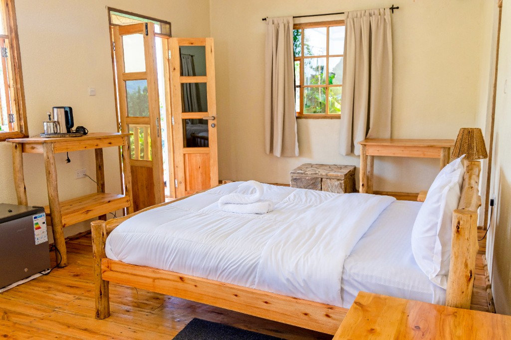King room with log bed frame and garden view