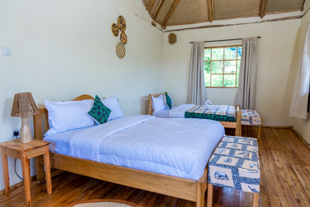 Twin room with vaulted reed ceiling and African-patterned decor